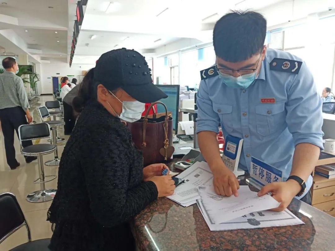 双兔蹲地啃萝卜，守住牛头保羊尾是什么生肖详细解答、解释与落实、实时解答解释落实
